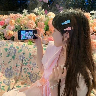 棋盘上的向日葵海报